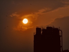 夕陽に包まれる工場