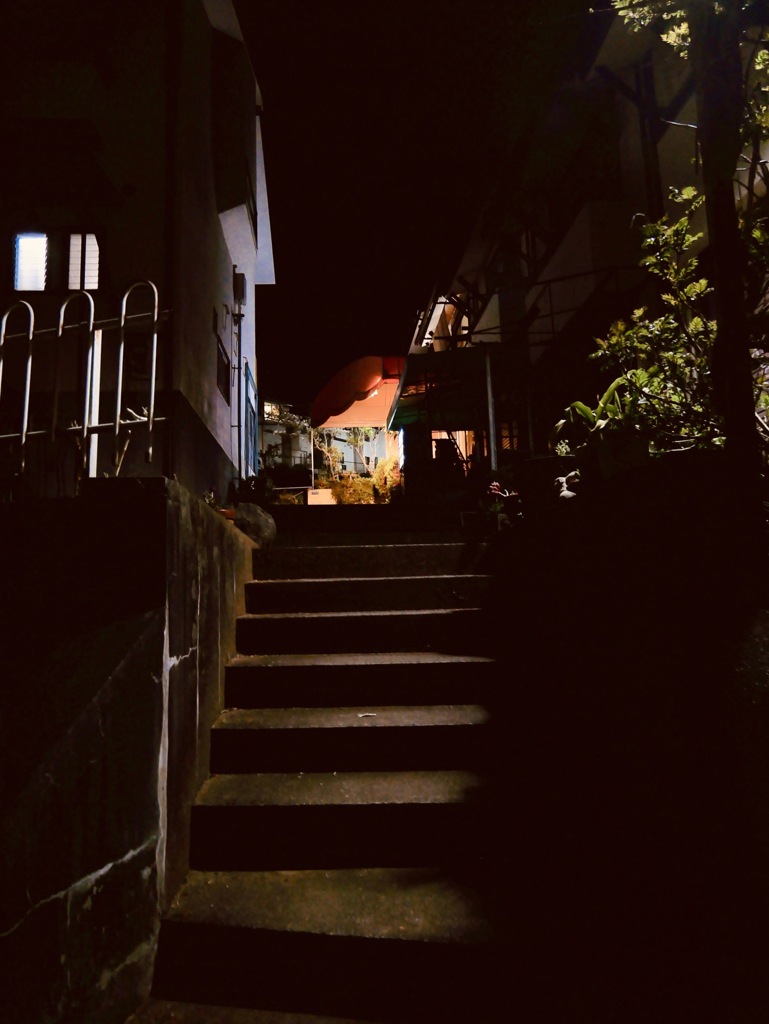 薄暗い階段