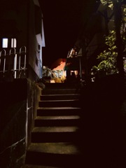 薄暗い階段