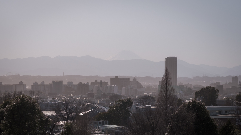霞がかった町