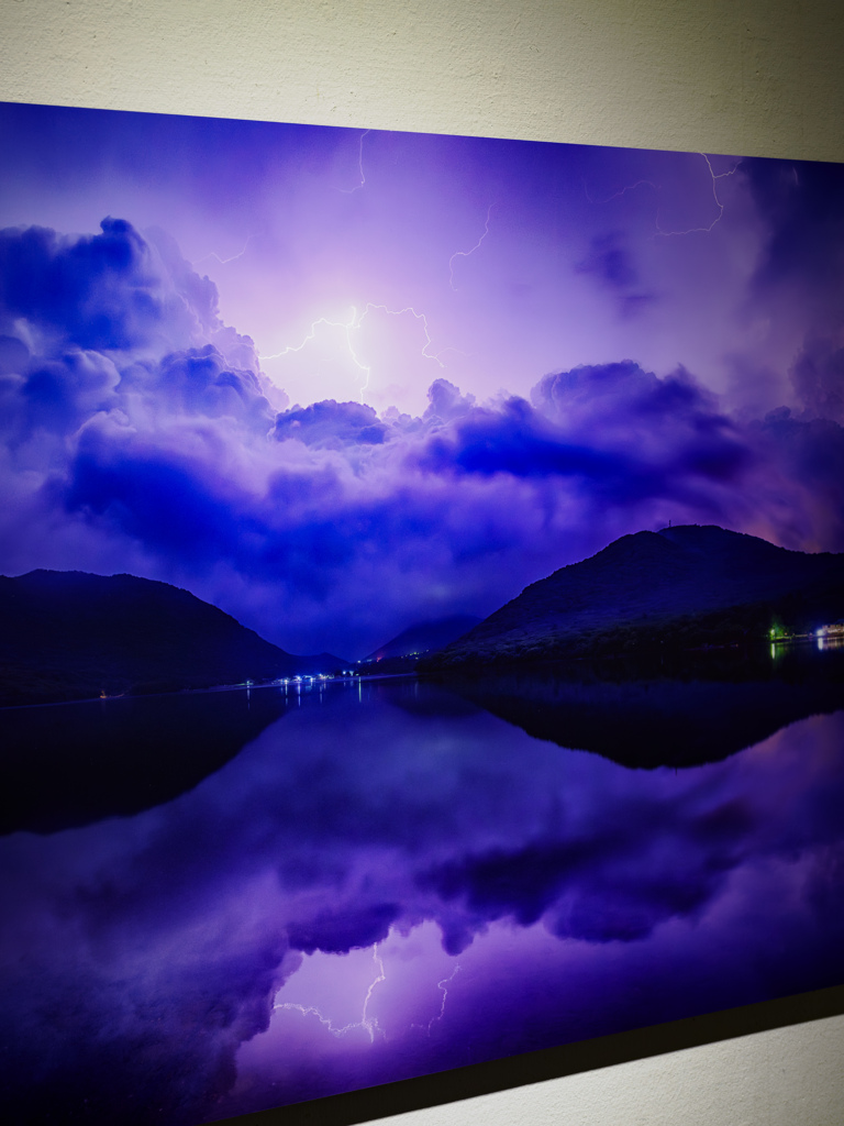 雲を走る光