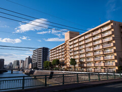 川沿いの集合住宅