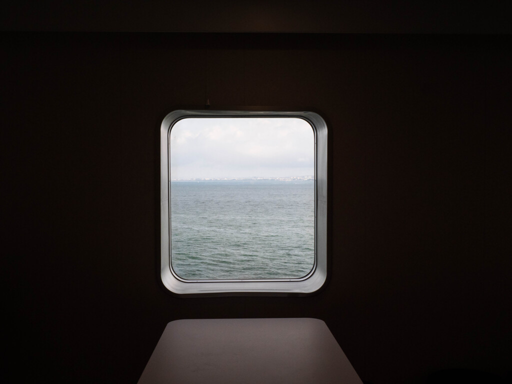 窓の外の海