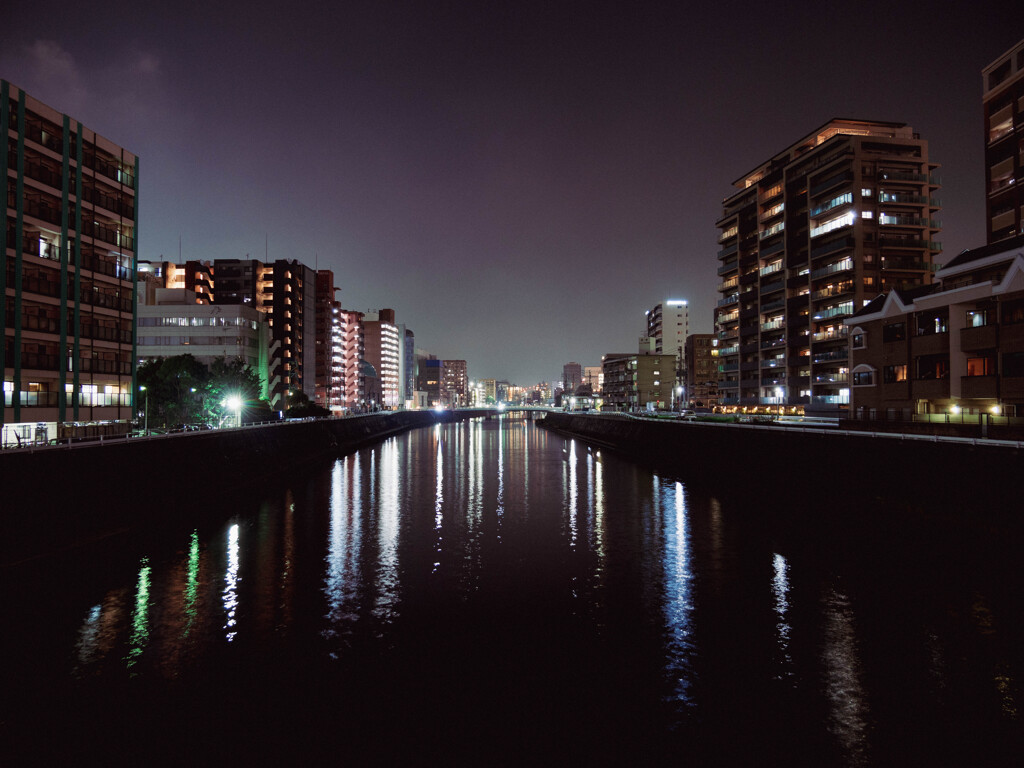 御笠川から眺める夜の博多