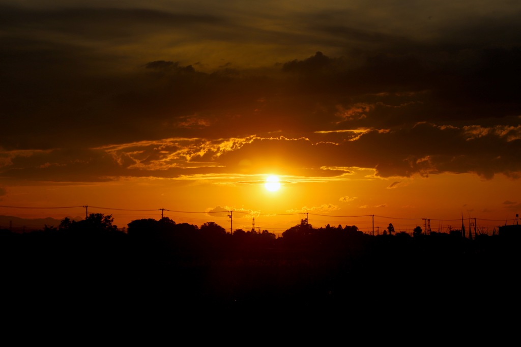 雲間からのぞく夕陽が綺麗だったので