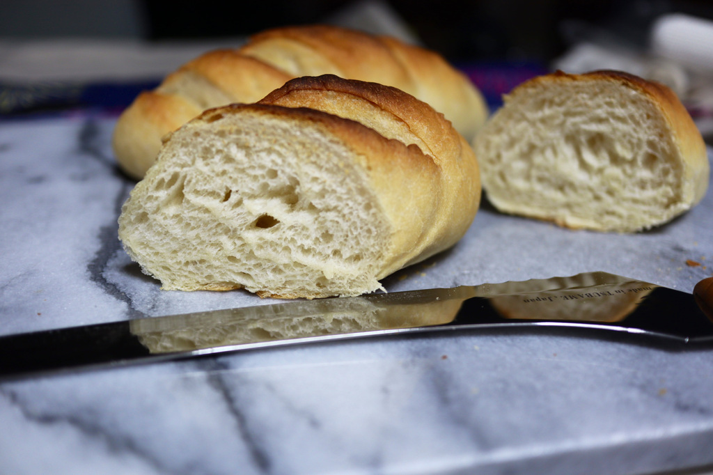 オニオンスープを作ってオニグラ用にミニフランスパンを焼いてみたので