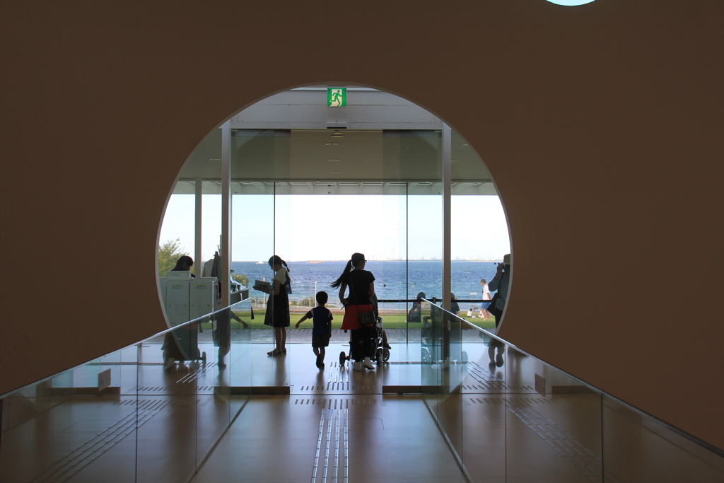 横須賀美術館　入り口
