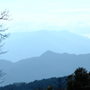 高尾山　道志山塊霞む