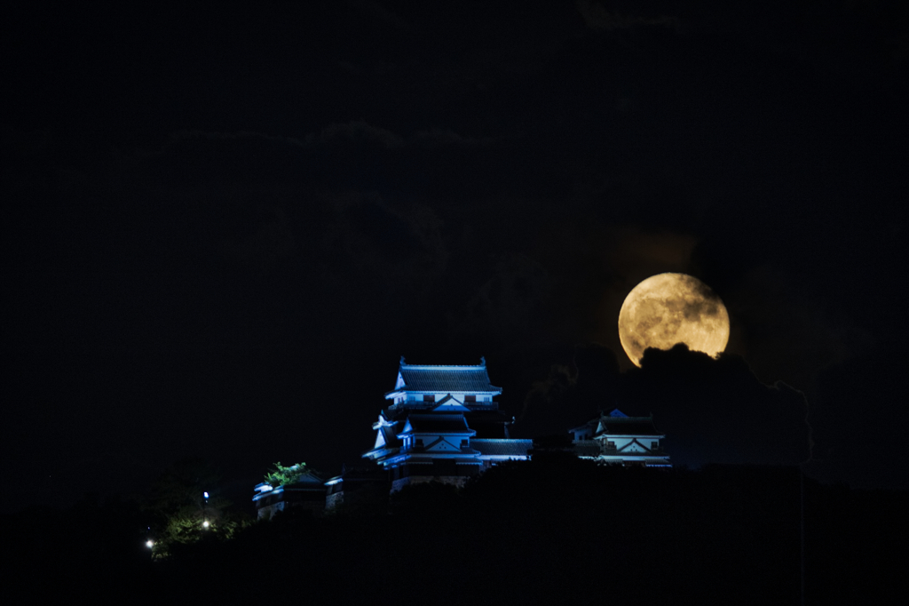満月と松山城
