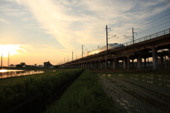 夕日と田んぼとため池と新幹線