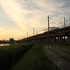 夕日と田んぼとため池と新幹線