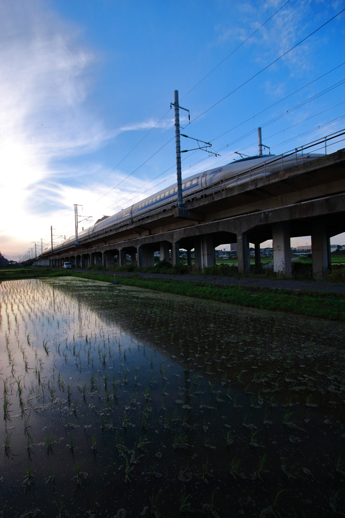 梅雨の青空と500系