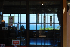 お店の先に見える海