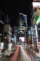 渋谷スクランブルスクエアと車の光跡