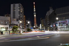 東京スカイツリーと車の光跡