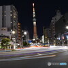 東京スカイツリーと車の光跡