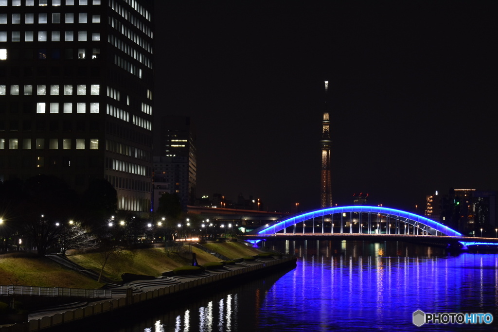 東京スカイツリーと永代橋のライトアップ