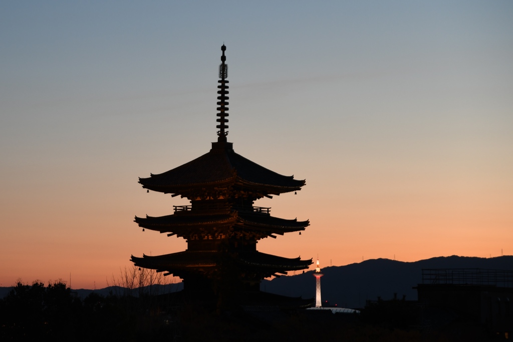 八坂の塔と京都タワー