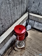 灰皿とほうき、ちりとり