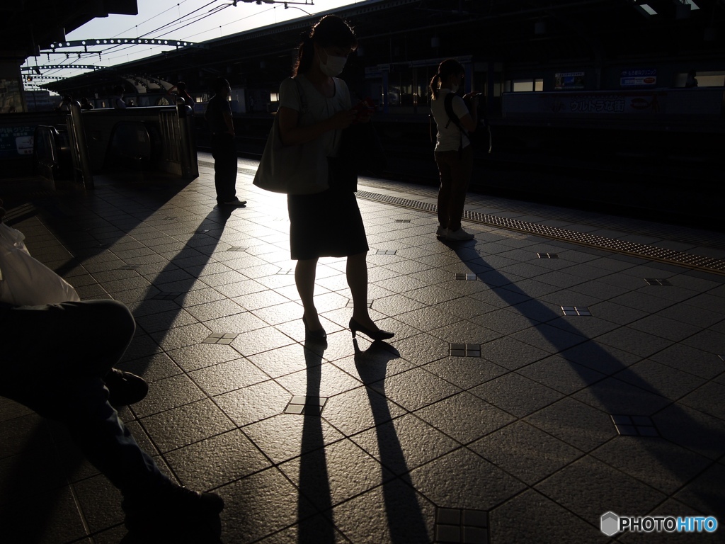 電車を待つ