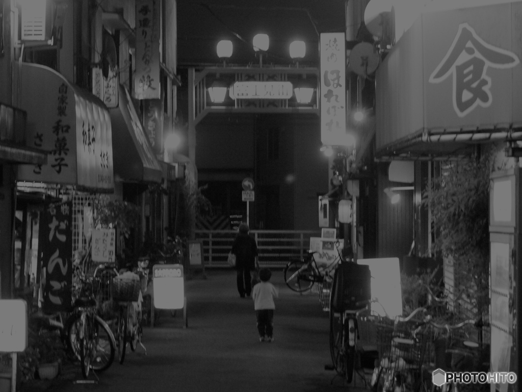 背中に小さな手を振り続ける背中