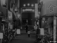 背中に小さな手を振り続ける背中