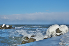 凍てつく日本海（北海道）の波しぶき