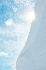地吹雪舞う