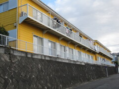 坂にあるアパート