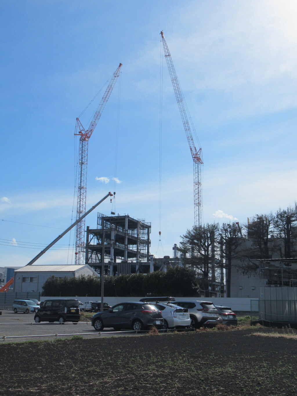 某工場内に 巨大な建造物