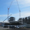 某工場内に 巨大な建造物