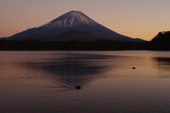 湖畔の夕暮れ