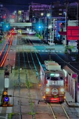 街の彩を映す夜のトラム