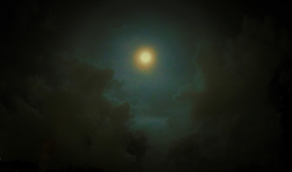 海にて…雲間の月明かり