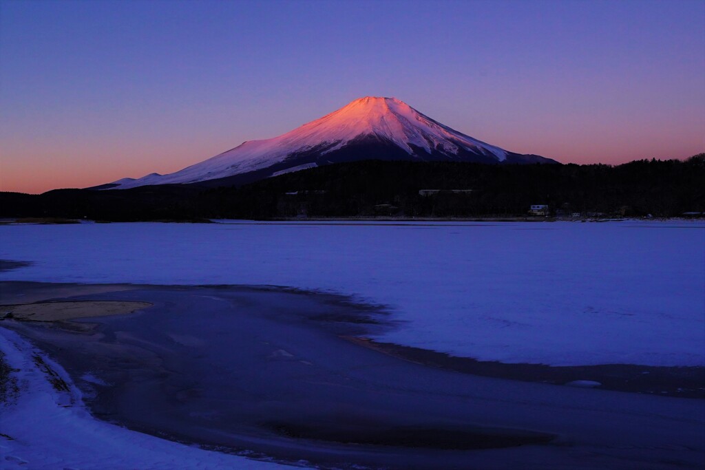 凍てつく朝に～陽を浴びる山頂