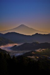 夜明けの雲と富士