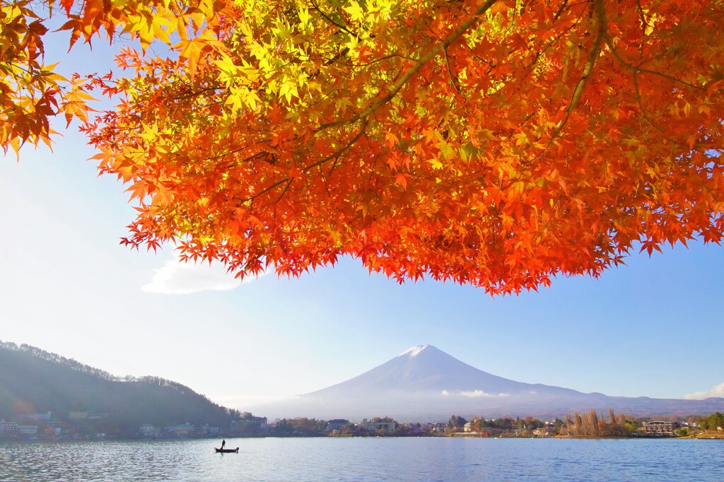 秋色の湖畔の朝