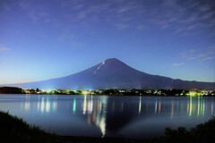 夏の夜の湖畔の灯り２