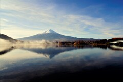 霧立ち上る秋の朝