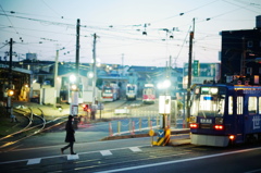 暮れなずむ駅の家路１