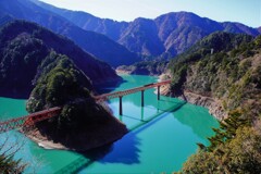 エメラルドグリ－ンの秘境湖上駅