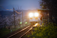 暮れなずむ駅の家路２