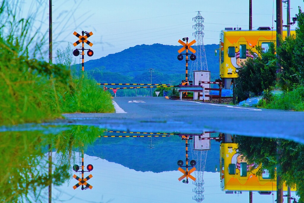 雨上がりの踏切で。。。