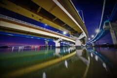 コンクリ－ト鏡面回廊