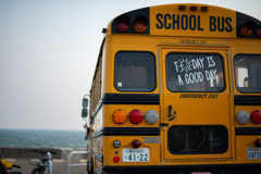 海を眺めるSCHOOL BUS