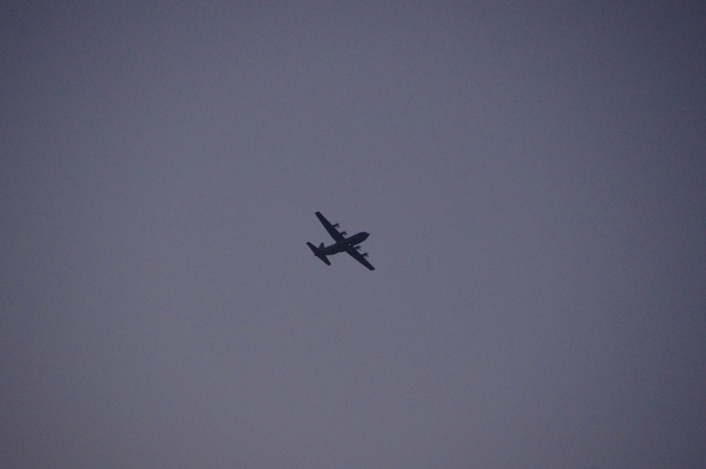 夕暮れ時の飛行機