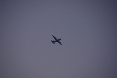 夕暮れ時の飛行機