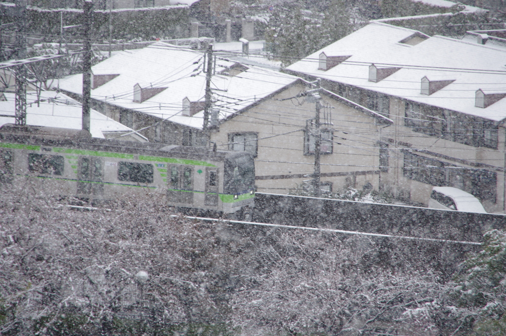 雪の中を走る京王線