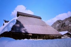 雪と青空の家