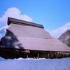 雪と青空の家